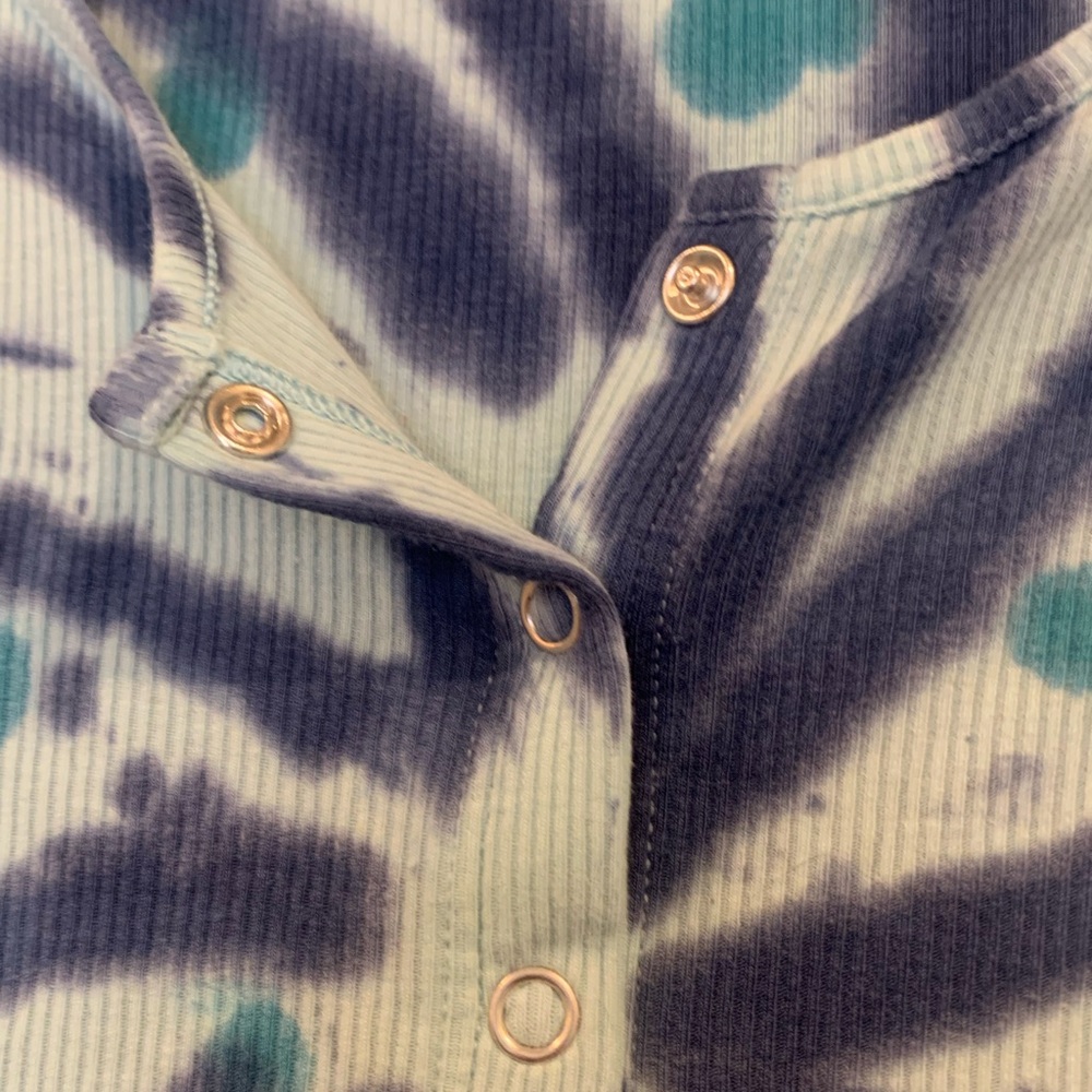 NWOT! VS PINK Blue Tie-Dye Crop Button Front T-Shirt - Picture 3 of 6
